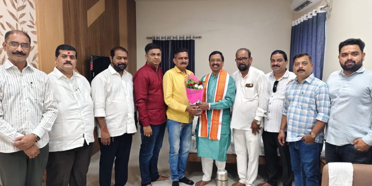 ग्राहक संरक्षणाच्या लढ्याला संघटनात्मक बळ! उमेश गुरव यांचा विनायक राऊत यांच्या वतीने सन्मान…