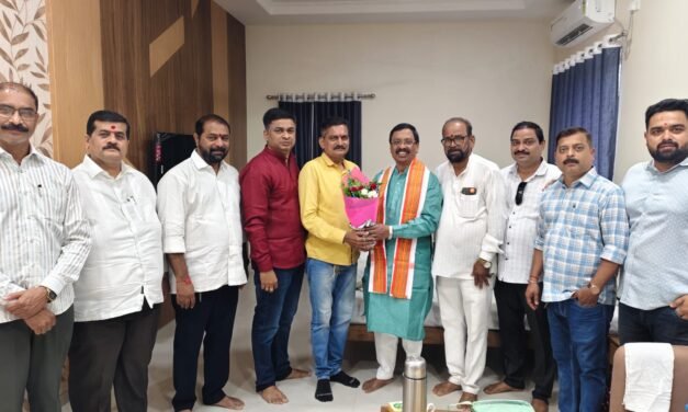 ग्राहक संरक्षणाच्या लढ्याला संघटनात्मक बळ! उमेश गुरव यांचा विनायक राऊत यांच्या वतीने सन्मान…