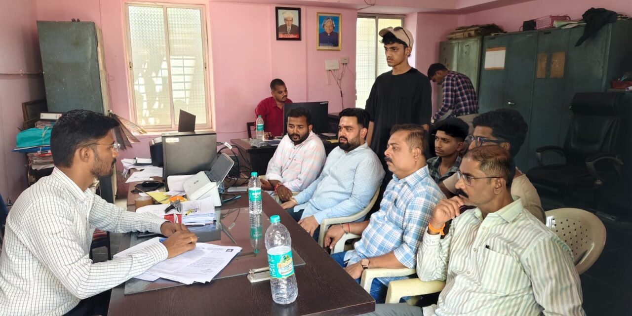 डी.बी.जे. कॉलेजजवळ गतिरोधक बसविण्याची युवासेनेची मागणी…
