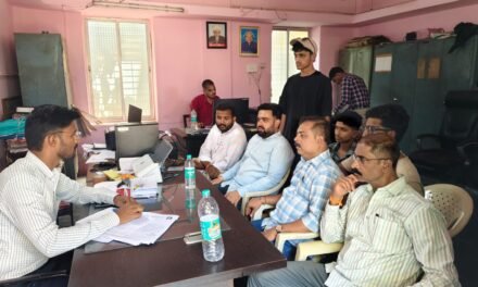 डी.बी.जे. कॉलेजजवळ गतिरोधक बसविण्याची युवासेनेची मागणी…