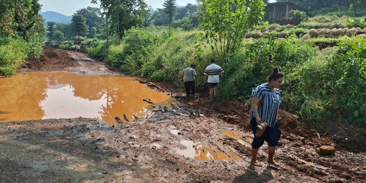 चिखलाच्या साम्राज्यामुळे श्री क्षेत्र मार्लेश्वरकडे जाणारी वाहतूक ठप्प; ग्रामस्थांसह भाविक व वाहनधारक हैराण