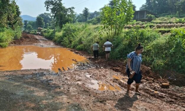 चिखलाच्या साम्राज्यामुळे श्री क्षेत्र मार्लेश्वरकडे जाणारी वाहतूक ठप्प; ग्रामस्थांसह भाविक व वाहनधारक हैराण
