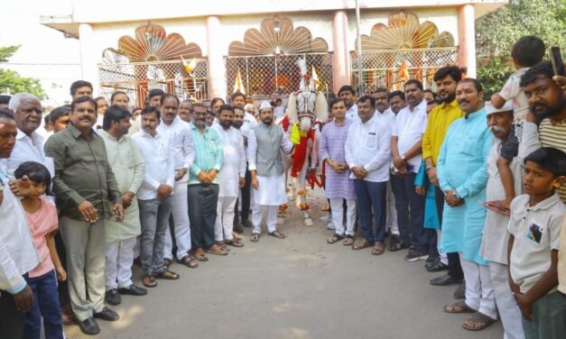 बाभळगाव येथे धिरज विलासराव देशमुख आणि वैशालीताई देशमुख यांच्या हस्ते पारंपरिक अश्वपूजन…