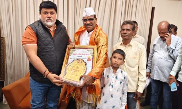 पालकमंत्री उदय सामंत यांच्याकडून अरविंद महाराज चव्हाण यांचा सत्कार…