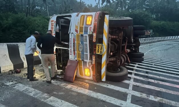आंजणारी पुलावर सलग दुसऱ्या दिवशी अपघात; मच्छी वाहतूक करणारा कंटेनर पलटी…