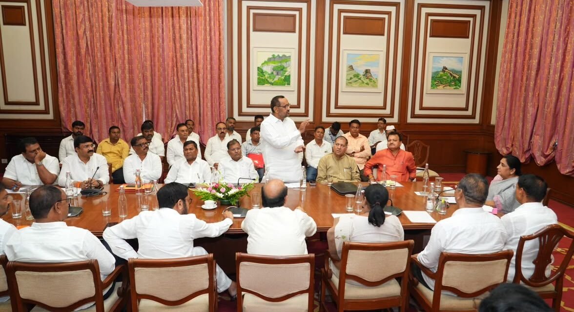 धुळे, नंदुरबार आणि जळगाव जिल्ह्यातील राष्ट्रवादी काँग्रेस पक्षाच्या संघटनात्मक कामकाजाचा उपमुख्यमंत्री सुनेत्रा पवार यांनी घेतला आढावा…