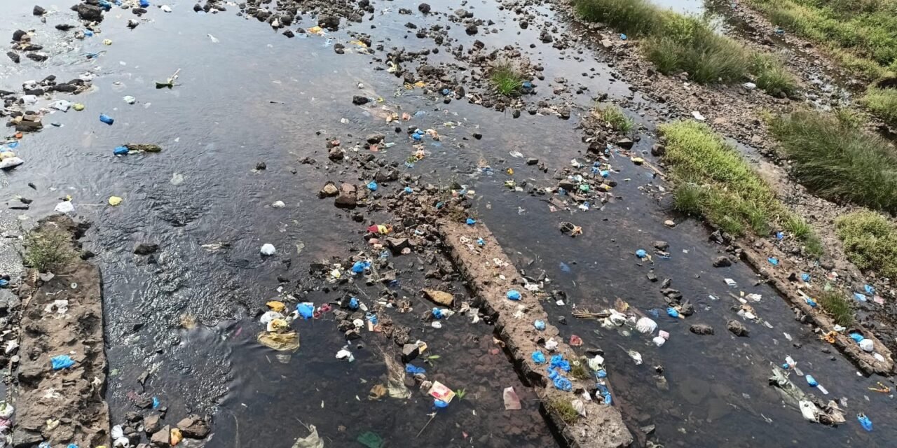 चोरद नदीला कचराकुंडीचे स्वरूप ., निर्माल्य टाकून पिण्याच्या पाण्याशी खेळ…!