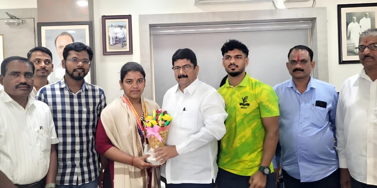कला व विज्ञान महाविद्यालय, सावर्डेच्या मीनल जोगळेची दुहेरी पदकांची कमाई; डिस्कस थ्रोमध्ये सुवर्ण, हॅमर थ्रोमध्ये कांस्यपदक…