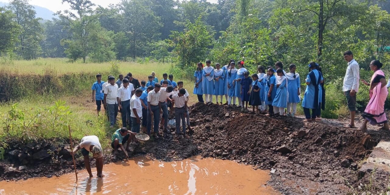 मोहाने विदयालय, जि.प.शाळा मोहाने ऐनवली, व ग्रामस्थ यांच्या वतीने बांधला वनराई बंधारा…!