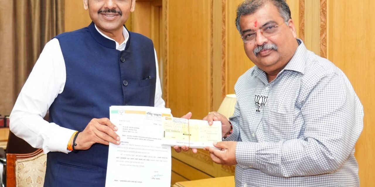 दुष्काळग्रस्तांसाठी डोंबिवलीकरांकडून मुख्यमंत्री सहाय्यता निधीसाठी 1 कोटी 88 लाख 11 हजार 710; भाजपा प्रदेशाध्यक्ष रविंद्र चव्हाण यांनी मुख्यमंत्र्यांकडे धनादेश केले सुपूर्द…