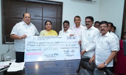 दुष्काळग्रस्त शेतकऱ्यांसाठी रत्नागिरी जिल्हा मध्यवर्ती बँकेचा मदतीचा हात – मुख्यमंत्री सहायता निधीला ११ लाखांचा धनादेश सुपूर्द…