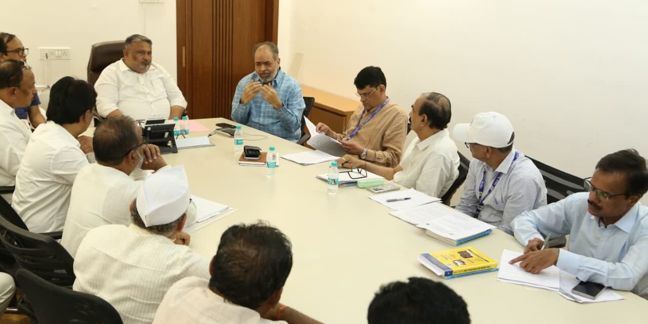 साखर उद्योगातील कामगारांच्या मागण्यांसाठी सहकार व कामगार विभागाची संयुक्त बैठक आयोजित करणार – कामगार मंत्री आकाश फुंडकर