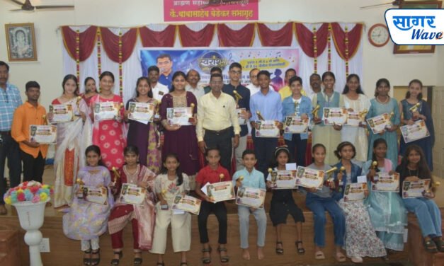 जिल्हास्तरीय गीतगायन स्पर्धेचा बक्षीस वितरण सोहोळा उत्साहात ; गायक, पत्रकार देवेंद्र जाबरे यांच्यावतीने आयोजन; 240 विद्यार्थ्यांचा सहभाग