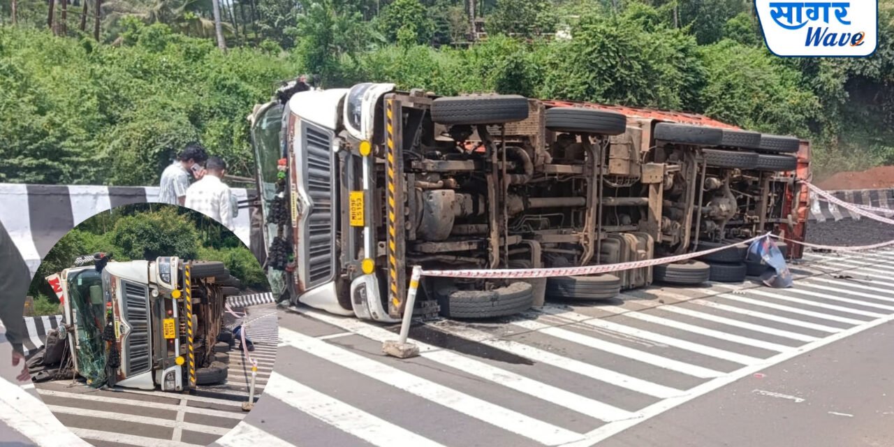 आंजणारी घाटात ब्रेक फेल झाल्याने कोळसा वाहतूक करणारा ट्रक पलटी; चालक गंभीर जखमी..