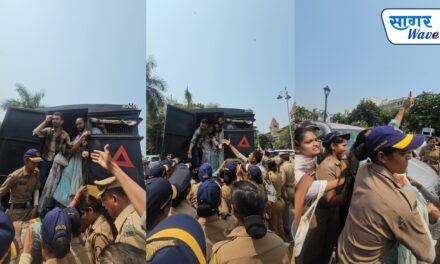 वंचित बहुजन आघाडीचे हुतात्मा चौकात ठिय्या आंदोलन; पोलिसांचा महिला कार्यकर्त्यांसोबत गैरव्यवहार, ५० हून अधिक जण पोलिसांच्या ताब्यात