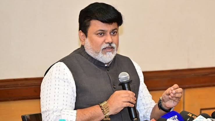 जलजीवन मिशनची कामे विहीत मुदतीत पूर्ण न करणाऱ्या ठेकेदारांना काळ्या यादीत टाकणार; पालकमंत्री डॉ. उदय सामंत यांचा इशारा…